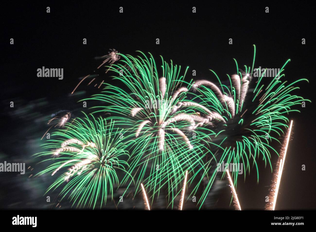 Fuochi d'artificio in primo piano che colorano il cielo notturno Foto Stock