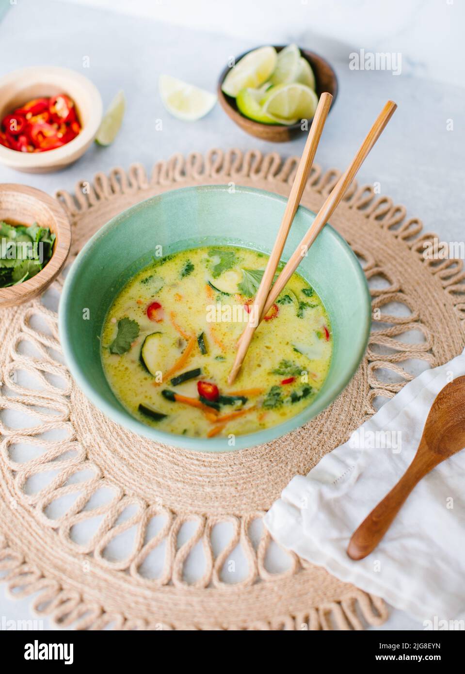 Un primo piano di zuppa di cocco thailandese con garnishes Foto Stock