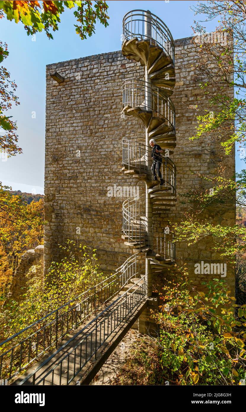 Le rovine del Castello di Wartstein, un ex castello di roccia nell'Albo Svevo, a 150 metri sopra la valle del Grande Lauter. Il complesso del castello è un castello a muro di scudo in posizione sperone con un'alta torre di 12m pareti di scudo come guardia, nella cui protezione si trovava il palazzo. Foto Stock