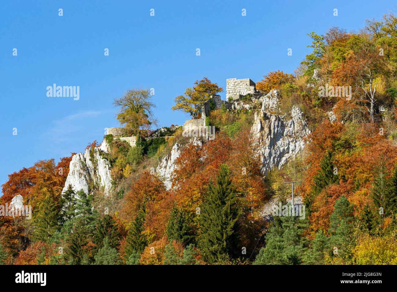 Le rovine del castello di Hohengundelfingen vicino al distretto di Münsingen di Gundelfingen sorgono su una roccia sopra la valle di Lauter nell'Albanese Svevo. Foto Stock