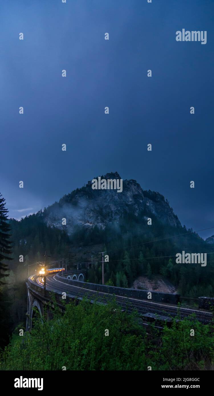 Breitenstein, Semmeringbahn (ferrovia di Semmering), viadotto Kalte-Rinne-Viadukt, treno locale di ÖBB, parete rocciosa Polleroswand nelle Alpi di Vienna, bassa Austria, Austria Foto Stock