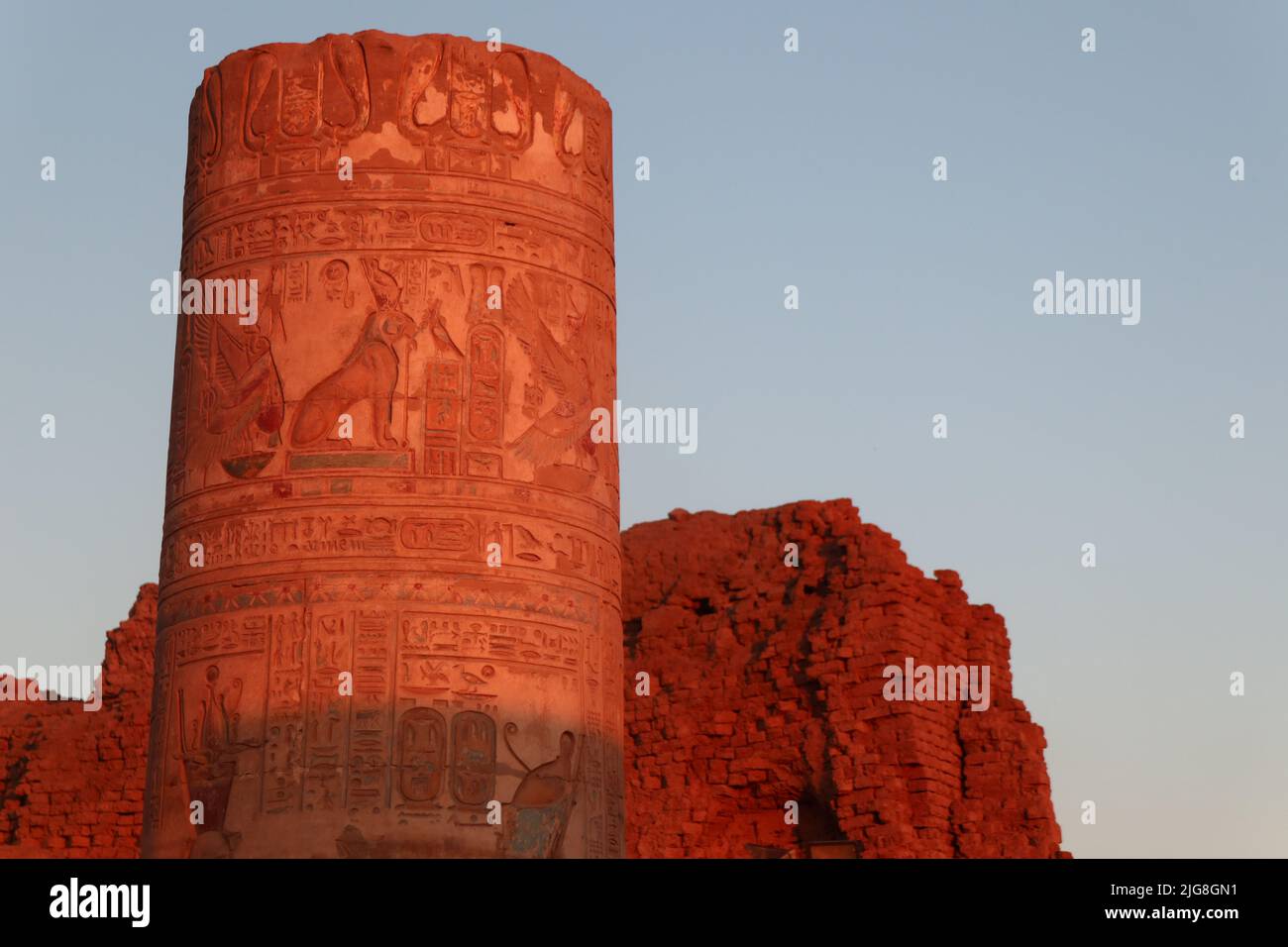 Una bella foto del tempio di Kom Ombo al tramonto in Egitto Foto Stock