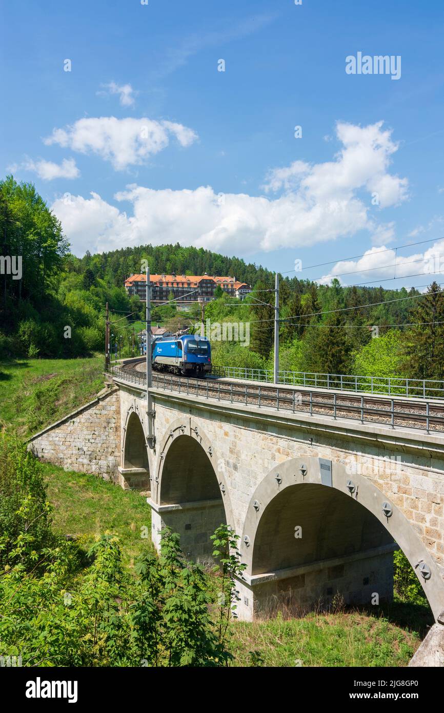 Semmering, Semmeringbahn (Semmering Railway), viadotto Kartnerkogel-Viadukt, treno ferroviario ceco, casa Kurhaus Semmering nelle Alpi di Vienna, bassa Austria, Austria Foto Stock