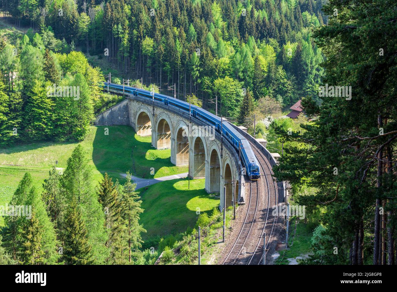 Breitenstein, Semmeringbahn (Ferrovia di Semmering), viadotto Adlitzgraben-Viadukt, treno ferroviario delle Ferrovie ceche nelle Alpi di Vienna, bassa Austria, Austria Foto Stock