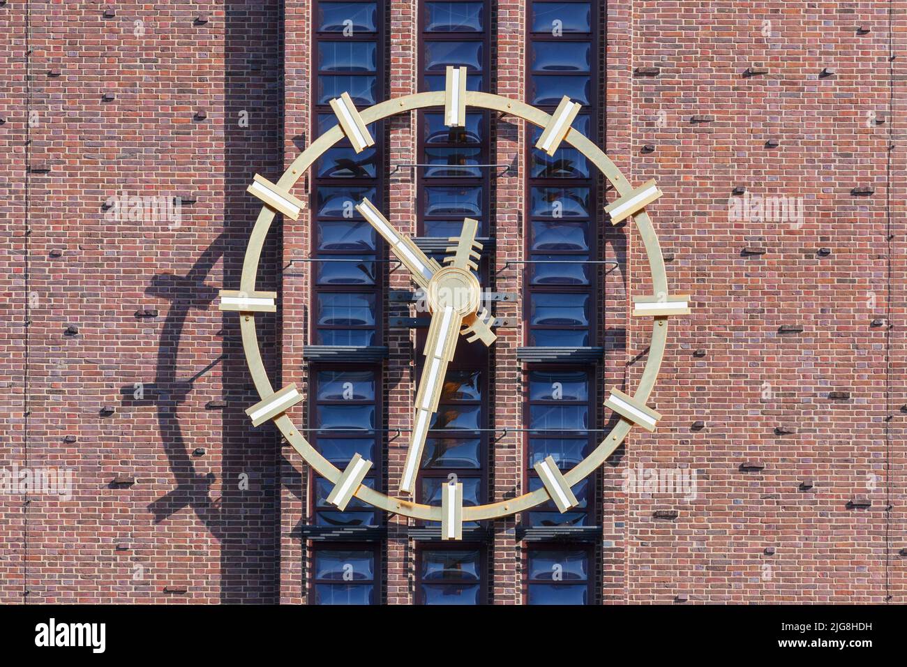 Orologio presso il municipio, architetto Fritz Höger, Wilhelmshaven, bassa Sassonia, Germania, Europa Foto Stock