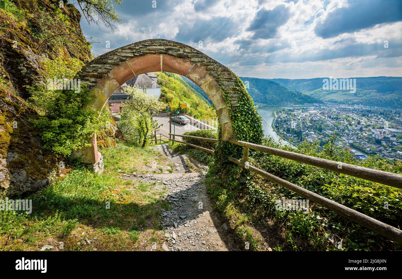 Scalinata con arco sui terreni delle rovine del castello di Starkenburg, sullo sfondo la vista di Traben-Trarbach e il loop Mosella Foto Stock