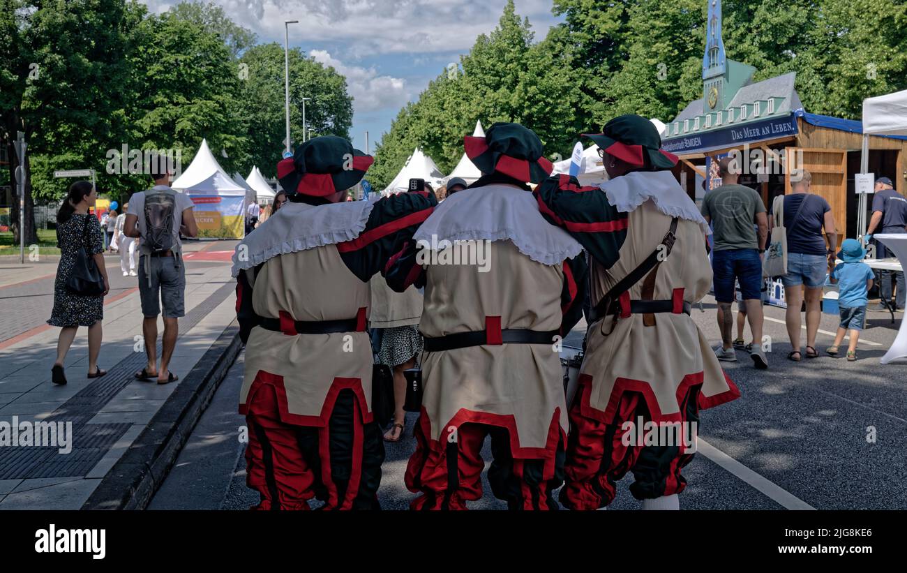 Uomini in costume al festival della bassa Sassonia ad Hannover Foto Stock