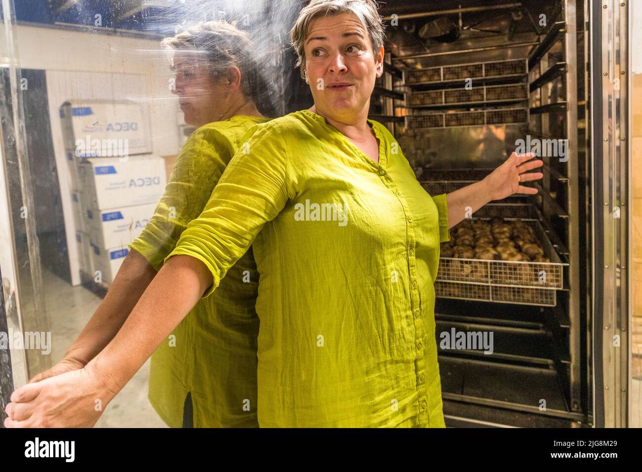 La contadina Fanny Boutarin della Maison Boutarin mostra l'aglio nero finito in uno speciale forno giapponese. Produzione di Black Garlic in Die, Francia Foto Stock