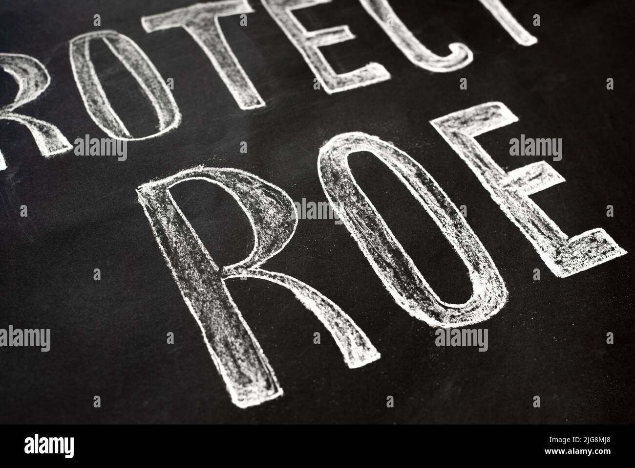 Un segno che dice Protect ROE. Poster dei dimostranti. Le donne e i loro diritti Foto Stock