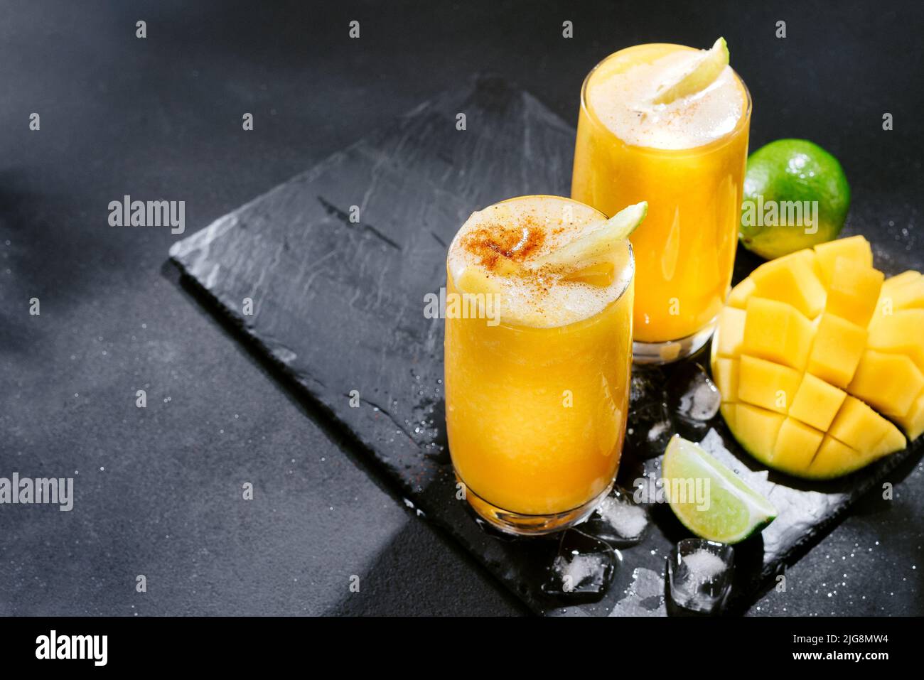 Il Mangonada, un tradizionale drink estivo degli Stati Uniti, è un cocktail di mango rinfrescante. Dolce e piccante, è un cocktail congelato di sherbet al mango Foto Stock