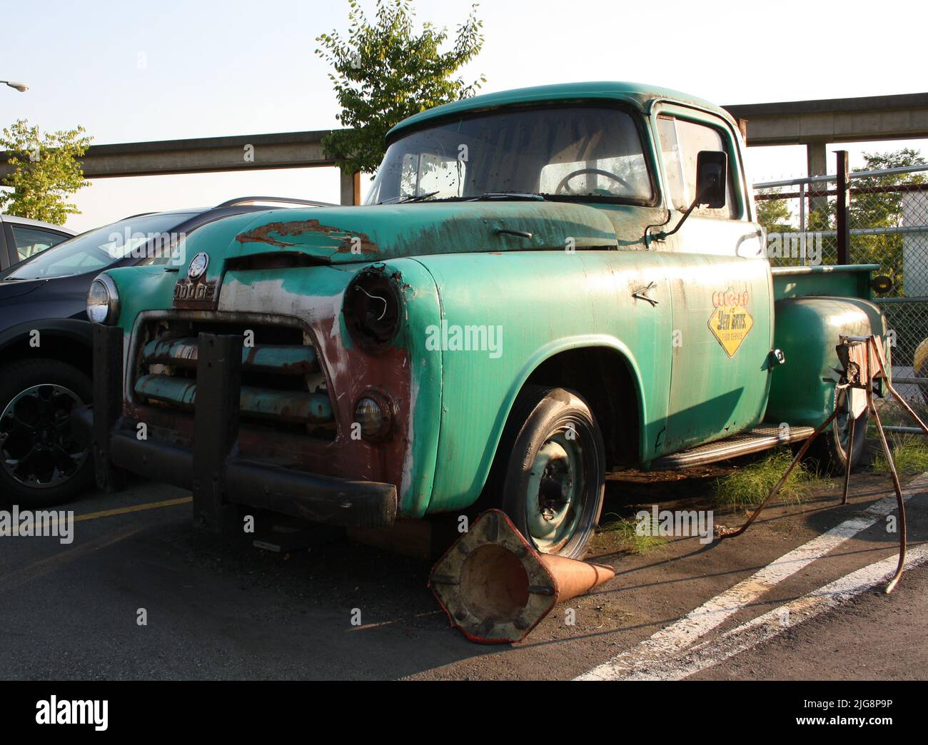 Un classico camion verde d'epoca a East Vancouver. British Columbia, Canada Foto Stock