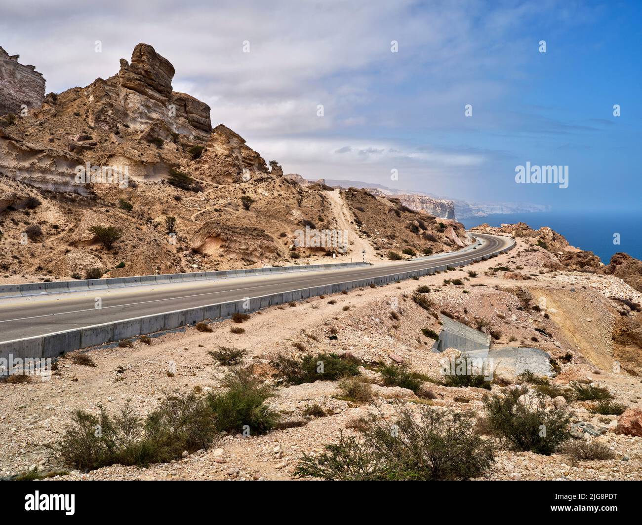 Lungo la strada costiera 42, tra Hasik e Ash Shuwaymiyyah, Oman. Foto Stock