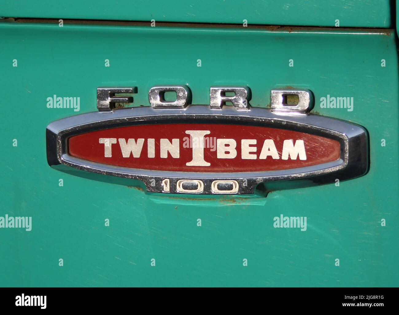 Un logo di vintage Ford Twin i Beam 100 su sfondo verde Foto Stock