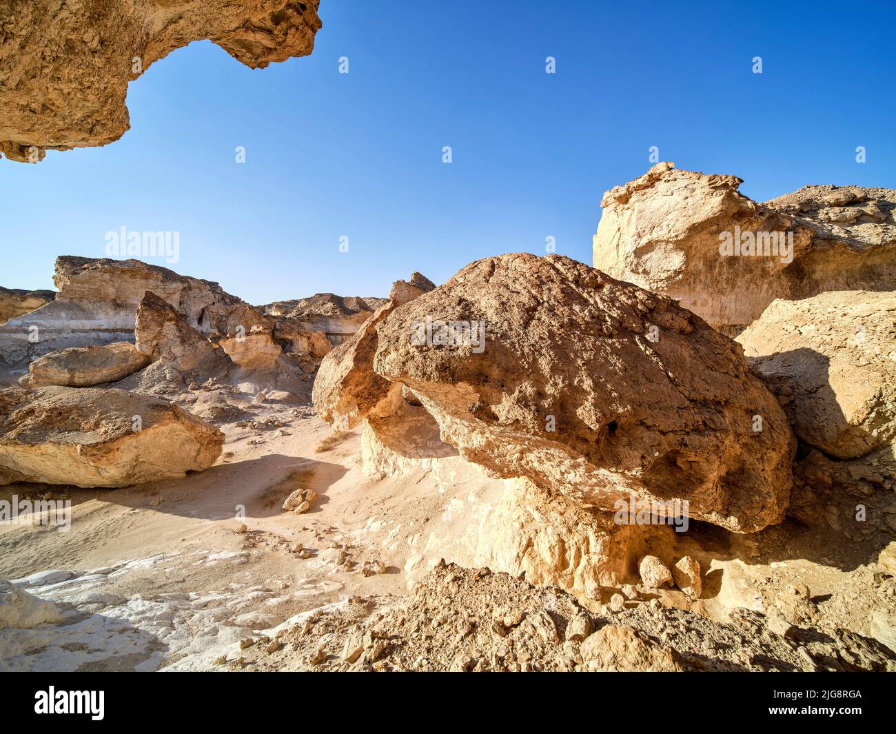 Sulla strada in al Huqf, un deserto di pietra tra il Mare Arabico e il Rub al-Khali, Oman Foto Stock