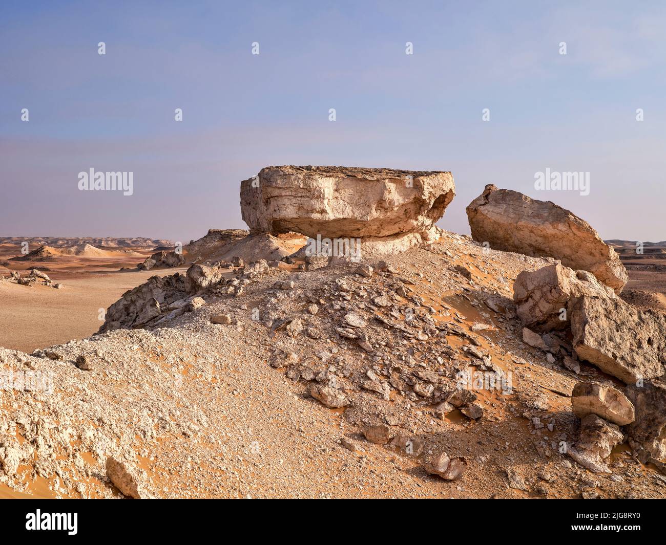 Sulla strada in al Huqf, un deserto di pietra tra il Mare Arabico e il Rub al-Khali, Oman Foto Stock