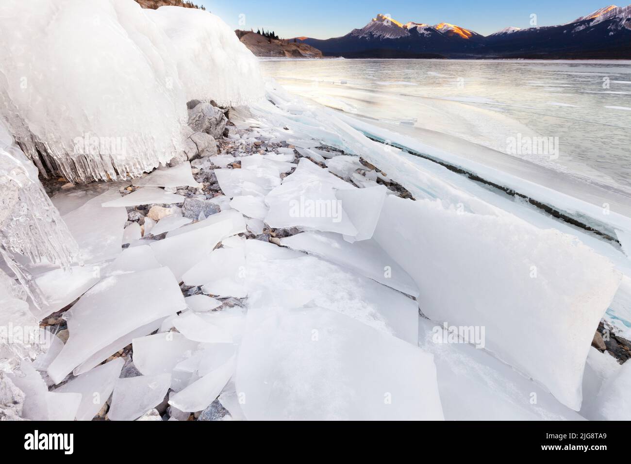 Frammenti di ghiaccio al lago di Abramo con picco di Kista in background, Alberta, Canada Foto Stock
