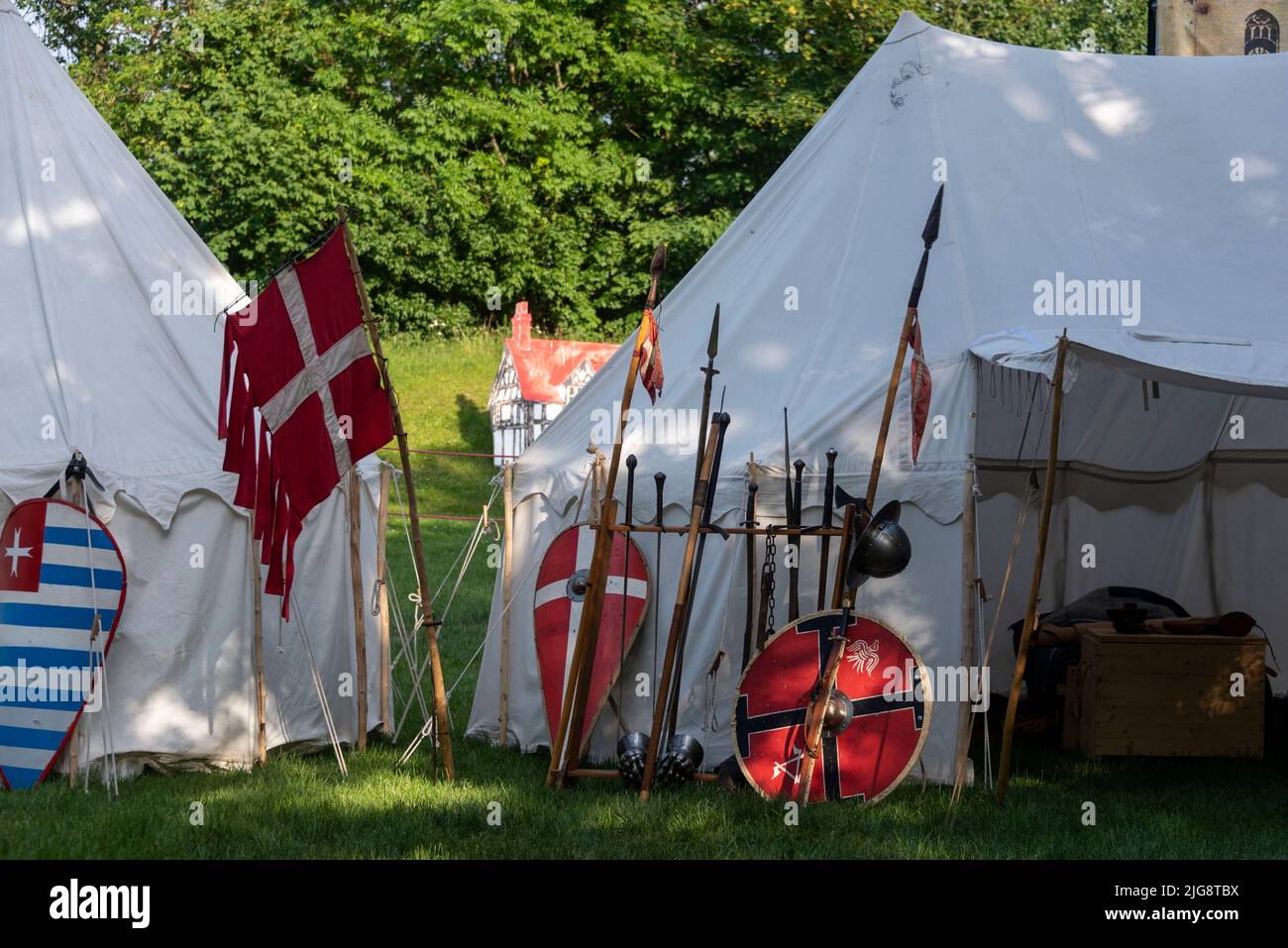 Accampamento di cavaliere, scudi, lance, tende, festa medievale, Magdeburg, Sassonia-Anhalt, Germania Foto Stock