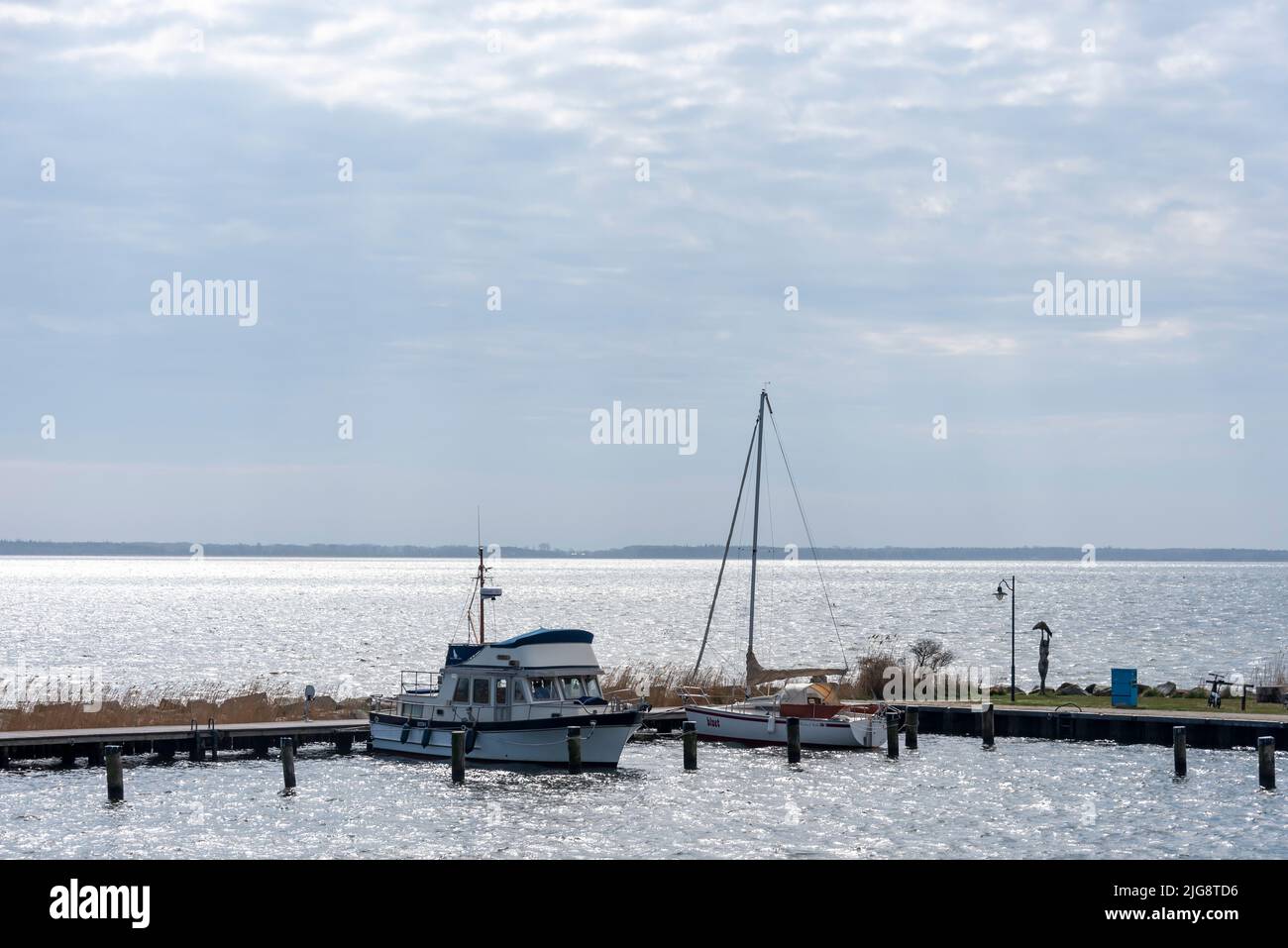 Due barche sono ormeggiate nel porto di Neuendorf, isola di Hiddensee, Mar Baltico, Meclemburgo-Pomerania occidentale, Germania Foto Stock