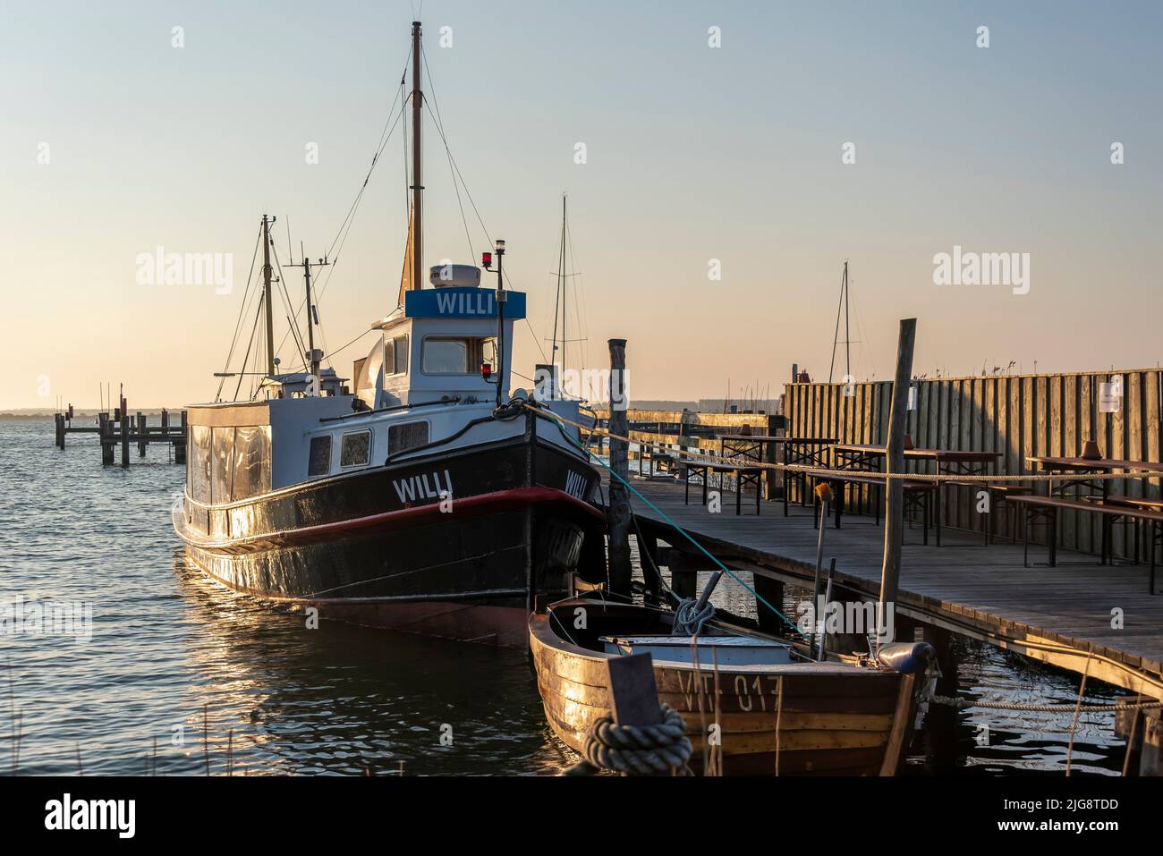 Vecchia barca da pesca, lancio del pesce, oggi spuntino di pesce, monastero, Hiddensee Island, Meclemburgo-Pomerania occidentale, Germania Foto Stock