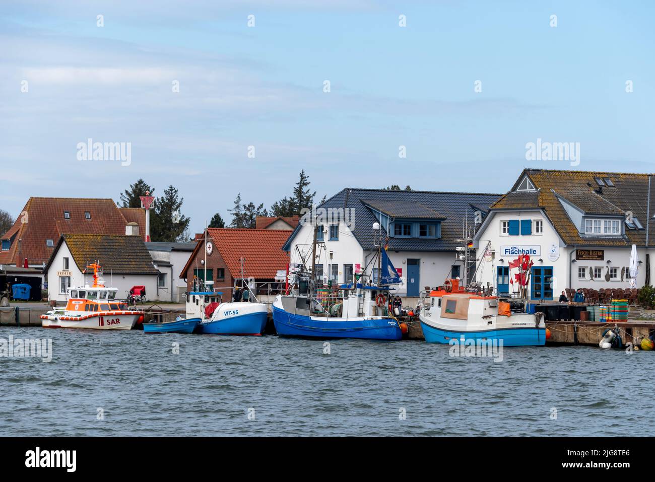 Le barche da pesca sono ormeggiate nel porto di Vitte, l'isola del Mar Baltico Hiddensee, Meclemburgo-Pomerania occidentale, Germania Foto Stock