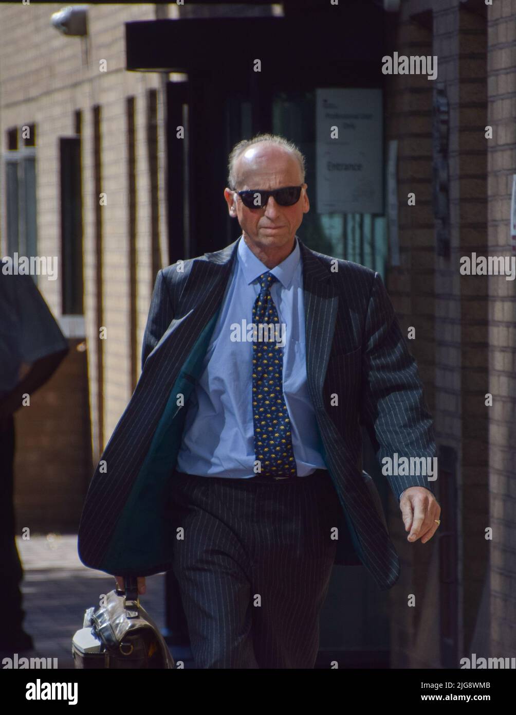 Londra, Regno Unito. 8th luglio 2022. Mark Hankinson lascia Southwark Crown Court il terzo giorno della sua audizione. Hankinson, un ex direttore disgregato dell'Ufficio di caccia e cacciatore, è stato ritenuto colpevole di incoraggiare o aiutare altri a utilizzare la "caccia ai sentieri" come copertura per inseguire e uccidere illegalmente volpi. Credit: Vuk Valcic/Alamy Live News Foto Stock