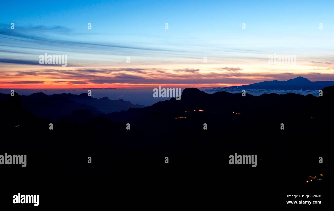 Spagna, Isole Canarie, Gran Canaria, Massif Central, tramonto, Vista a ovest di Teide a Tenerife, crepuscolo, cielo blu Foto Stock