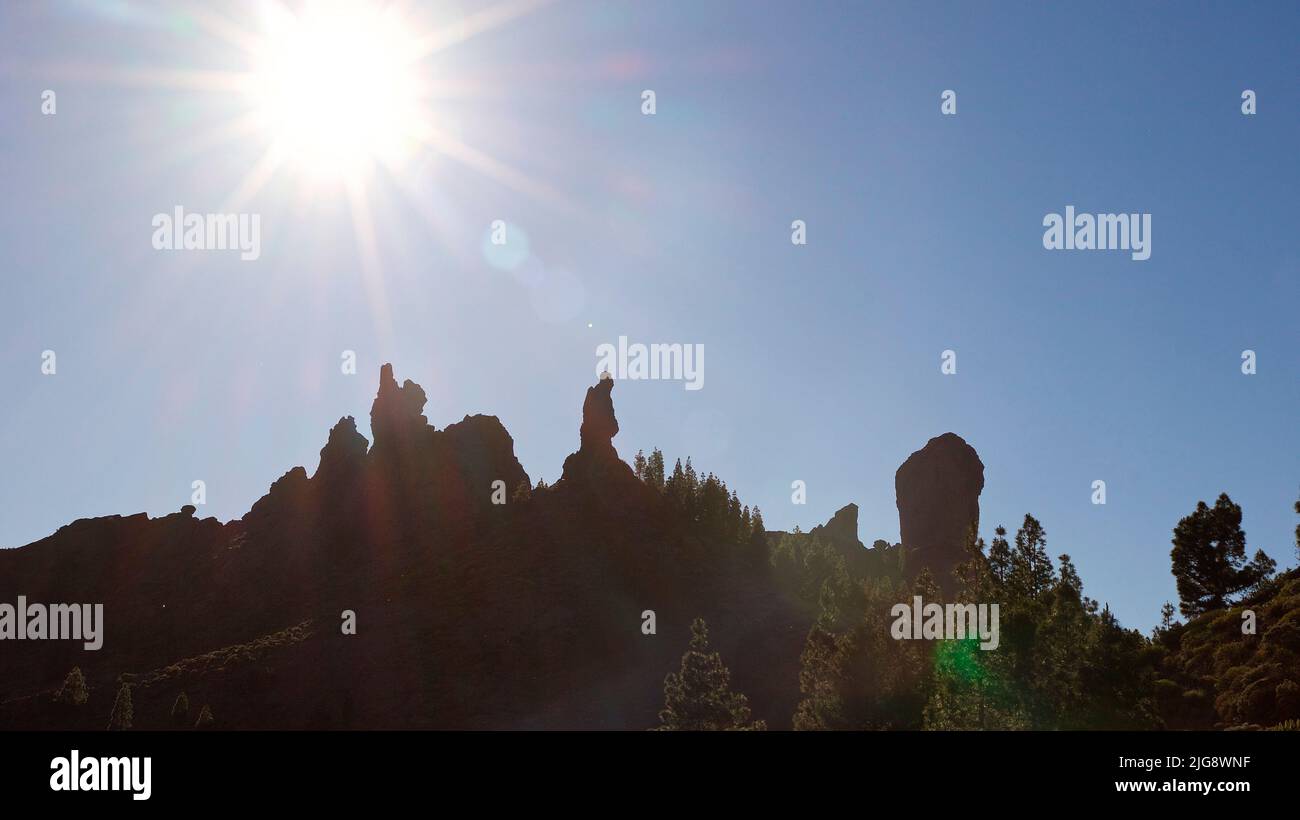 Spagna, Isole Canarie, Gran Canaria, Massif Central, Roque Nublo, tramonto, sole così stella, rocce frastagliate, cielo blu, retroilluminazione Foto Stock