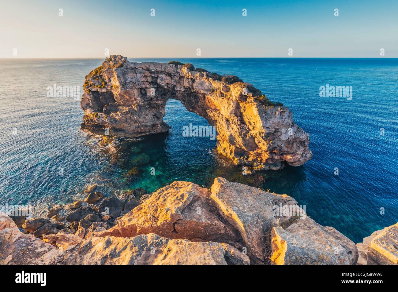 Spagna, Isole Baleari, Maiorca, Santanyi. Es Pontas o Mirador es Pontas, un arco naturale di roccia vicino alle scogliere della costa sud-orientale Foto Stock