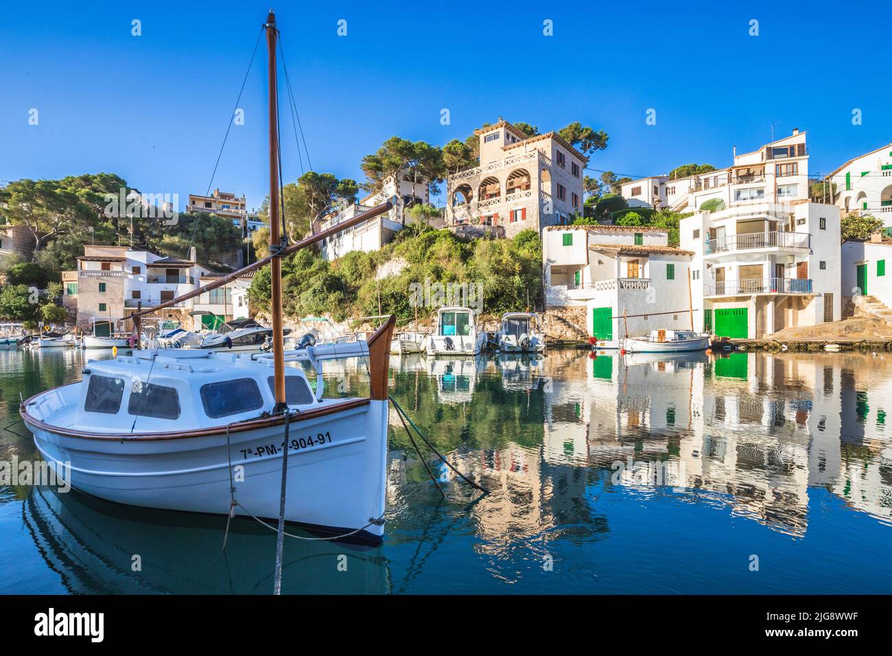 Spagna, Isole Baleari, Maiorca, distretto di Santanyí, Cala Figuera. Tradizionali case sul lungomare nel porto dei pescatori Foto Stock