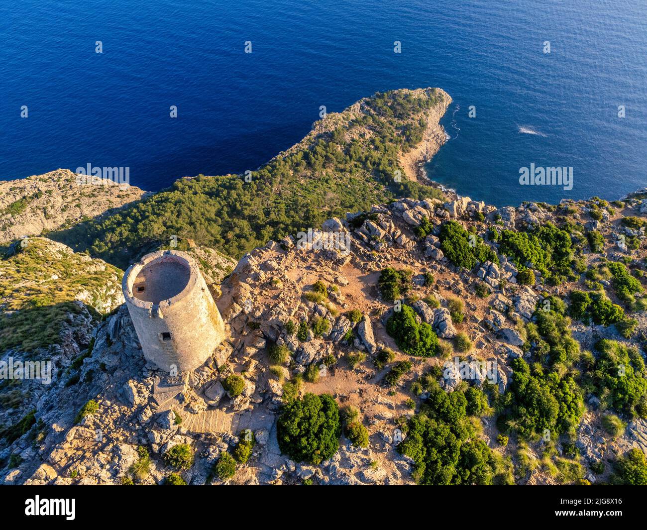 Spagna, Isole Baleari, Maiorca, distretto di Pollensa. La vecchia torre di guardia di Talaia d'Albercutx / Talayot di Almallutx Foto Stock