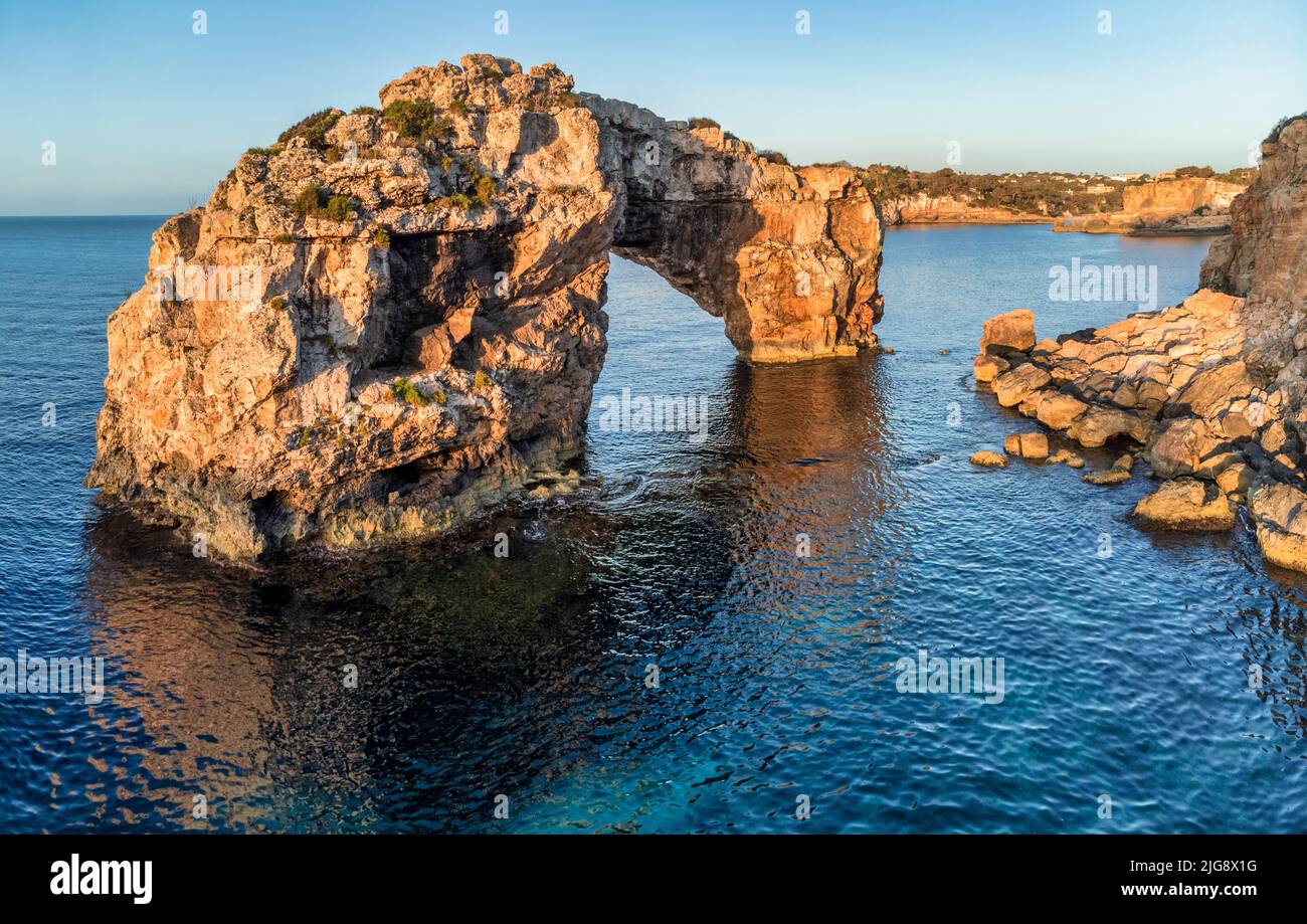 Spagna, Isole Baleari, Maiorca, Santanyi. Es Pontas o Mirador es Pontas, un arco naturale di roccia vicino alle scogliere della costa sud-orientale Foto Stock