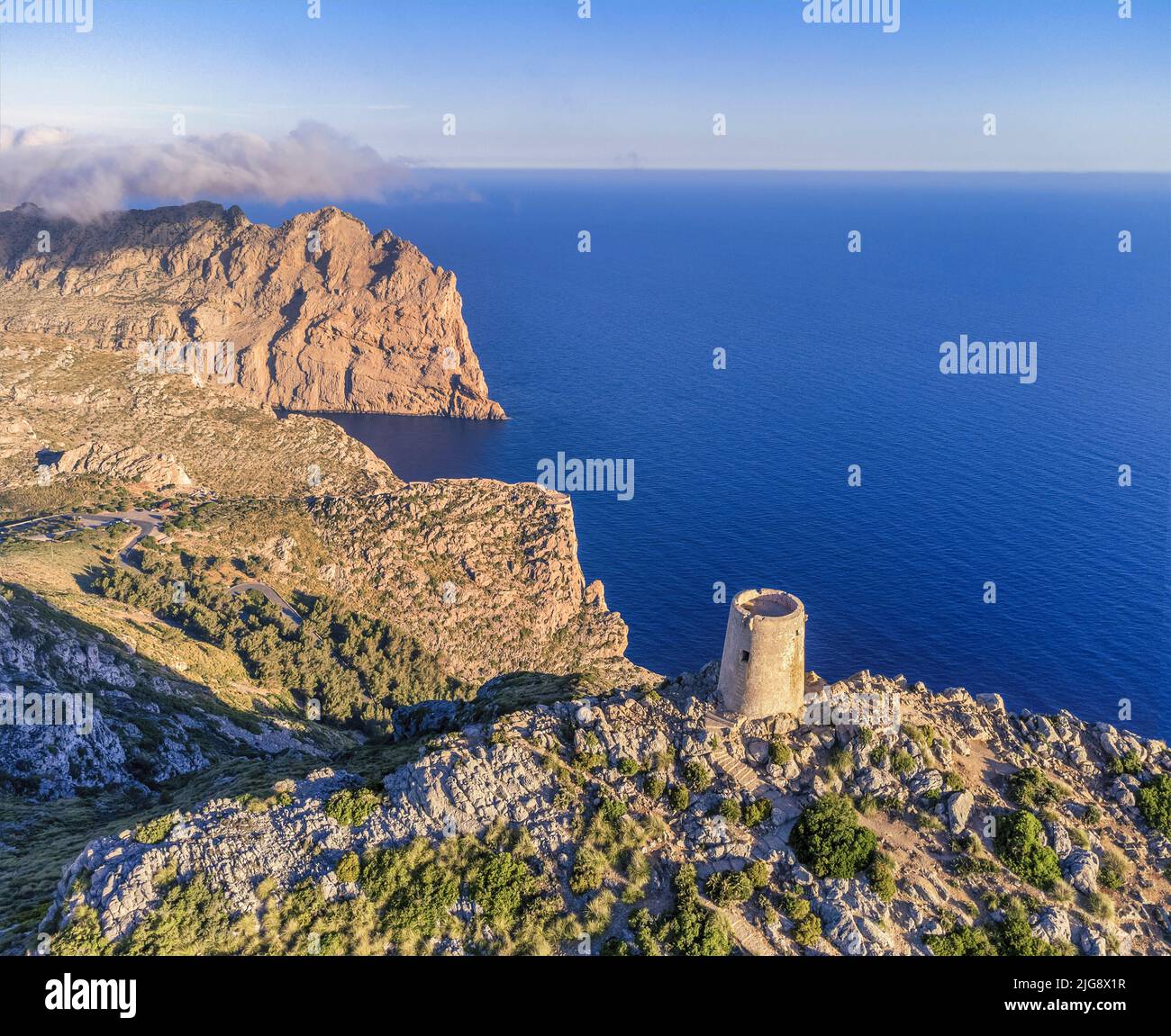 Spagna, Isole Baleari, Maiorca, distretto di Pollensa. La vecchia torre di guardia di Talaia d'Albercutx / Talayot di Almallutx Foto Stock