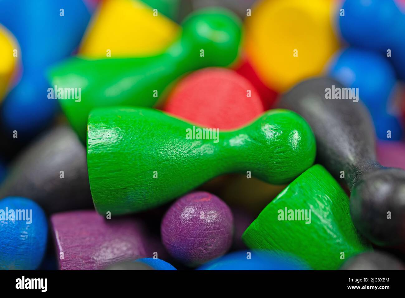 Un sacco di pezzi colorati per giochi da tavolo Foto Stock