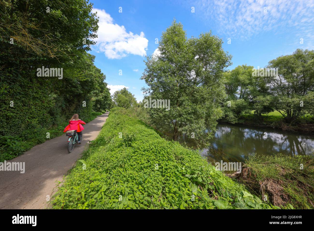 Schwerte, Renania settentrionale-Vestfalia, Germania - i ciclisti si fermano sul percorso ciclabile della Valle della Ruhr lungo il fiume Ruhr. Foto Stock