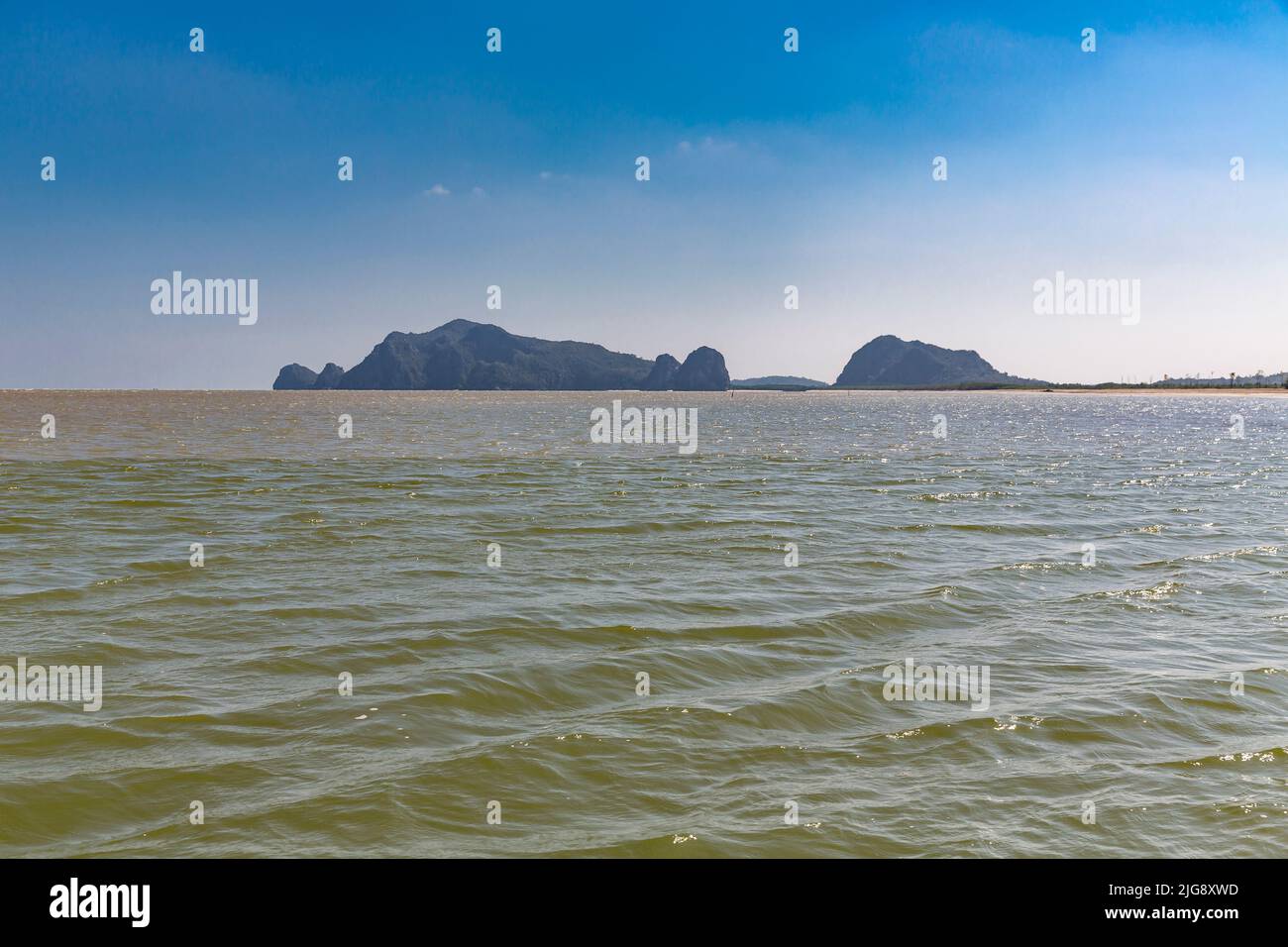 Acqua bicolore, foce del fiume Khao Daeng nel Golfo della Thailandia, Parco Nazionale Khao Sam Roi Yot, Provincia di Prachuap Khiri Khan, Thailandia, Asia Foto Stock