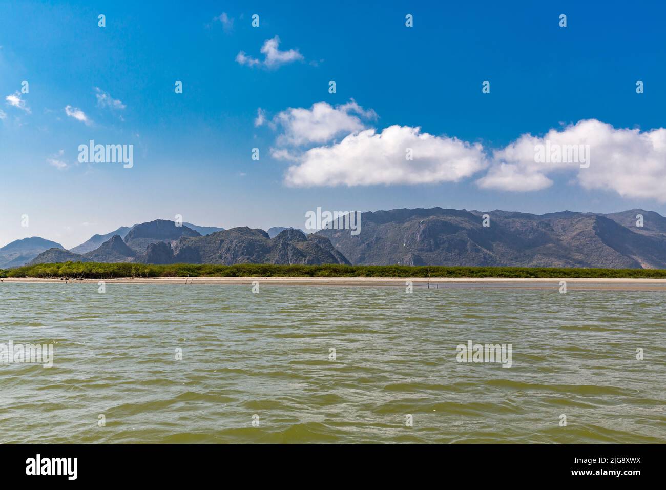 Foce del fiume Khao Daeng nel Golfo della Thailandia, dietro le montagne del Parco Nazionale Khao Sam Roi Yot, Provincia di Prachuap Khiri Khan, Thailandia, Asia Foto Stock