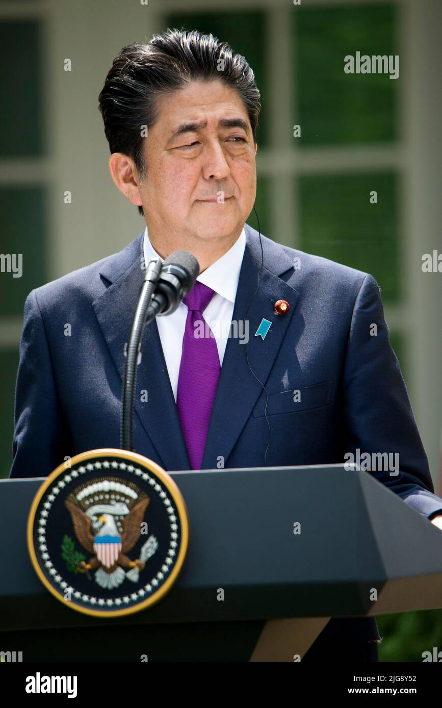 **FILE PHOTO** ex giapponese PM Shinzo Abe assassinato mentre si dà un discorso. Washington, DC - 7 giugno: Il presidente Donald J Trump e il primo ministro giapponese Abe tengono una conferenza stampa congiunta al White House Rose Garden il 17 giugno 2018. Hanno discusso del prossimo vertice tra Trump e il leader nordcoreano Kim. Credito: Patsy Lynch/MediaPunch Foto Stock