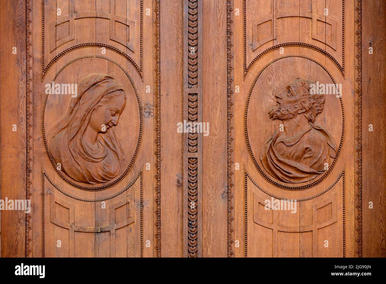Germania, Baden-Württemberg, Foresta Nera, San Blasien, rilievo in legno sul portale principale della cattedrale. Foto Stock