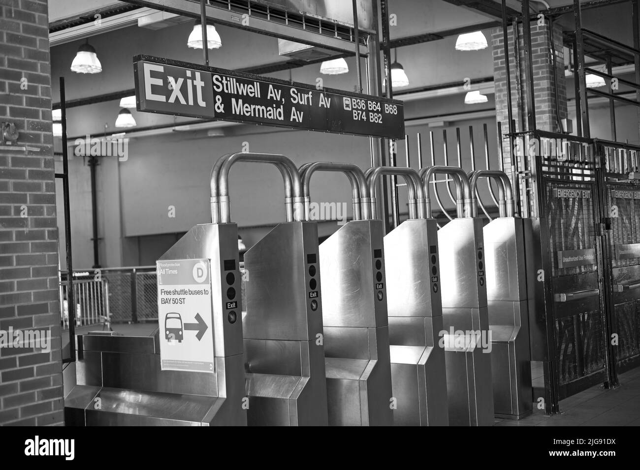 Brooklyn, NY, Stati Uniti d'America - 7 luglio 2022: Tornelli metallici e porte slam alla stazione della metropolitana di Stillwell Avenue Foto Stock