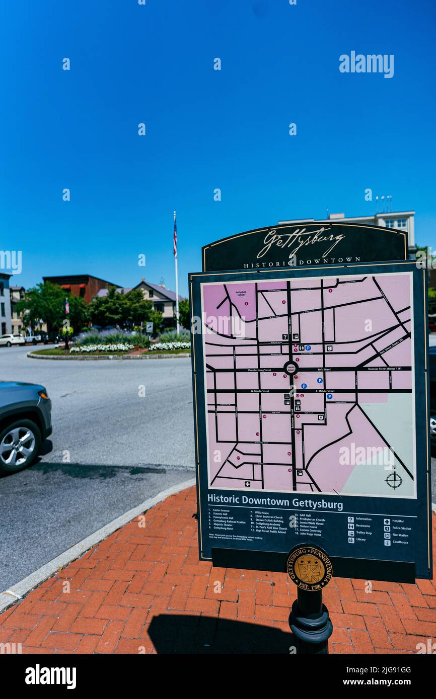 Gettysburg, Pennsylvania, USA – 3 luglio 2022: Un cartello con una mappa delle strade della città storica di Gettysburg si trova in piazza Lincoln, nel centro di t Foto Stock