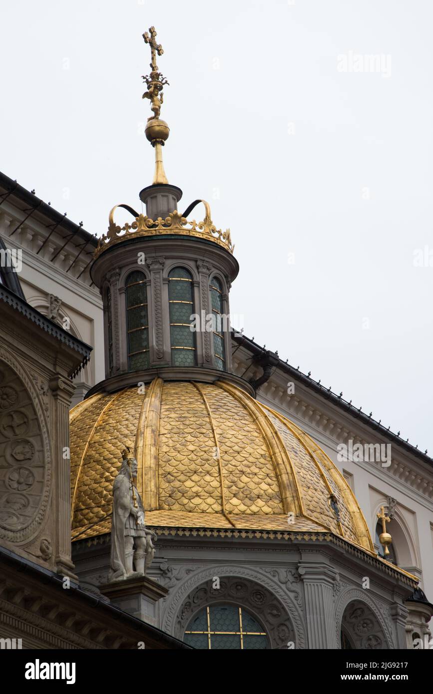 Cupola dorata di una chiesa vista dal basso. Cracovia, una delle città più antiche della Polonia Foto Stock