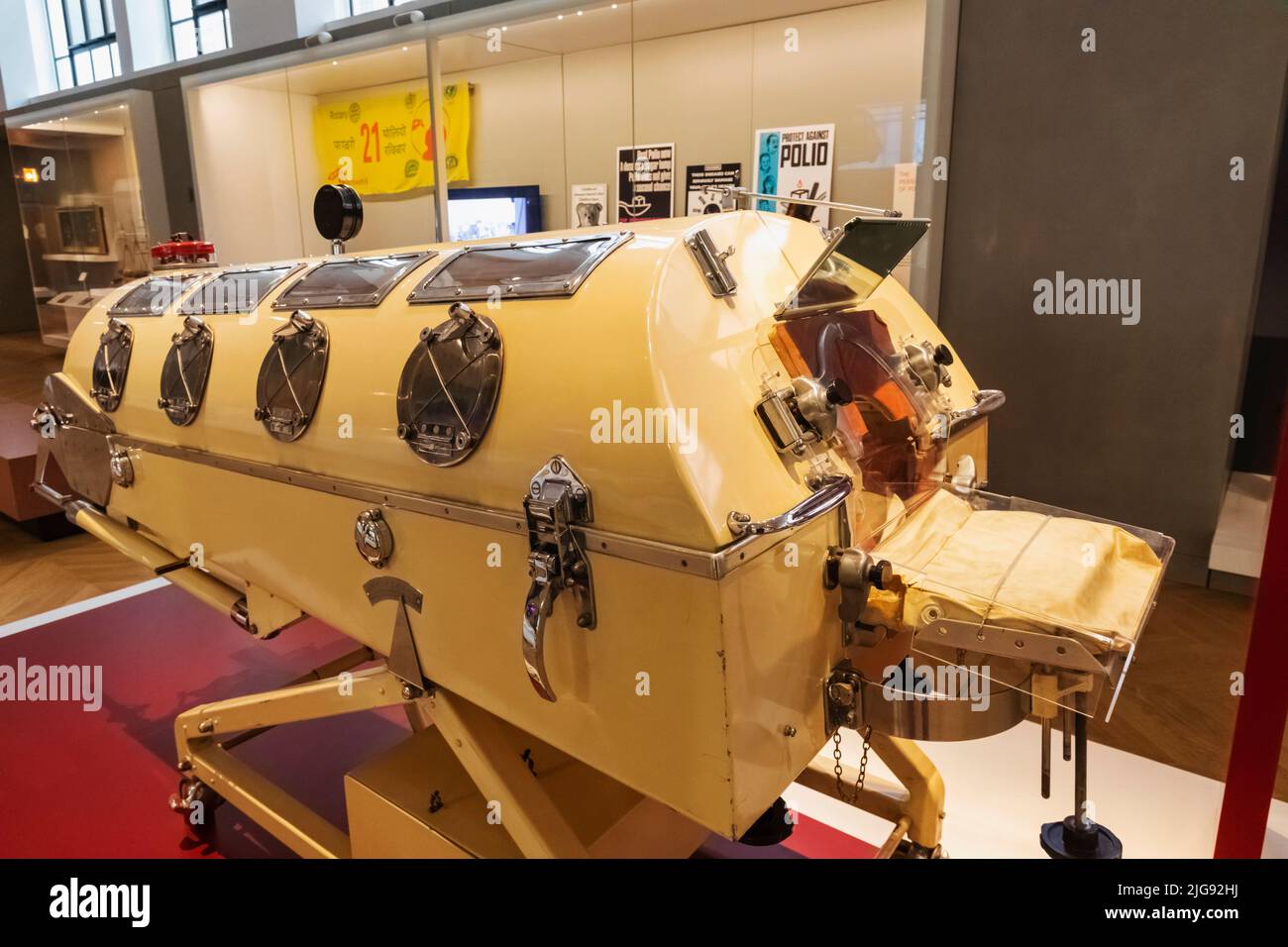 Inghilterra, Londra, South Kensington, Science Museum, Historical Cabinet Respirator aka Iron Lung datato 1953 Foto Stock