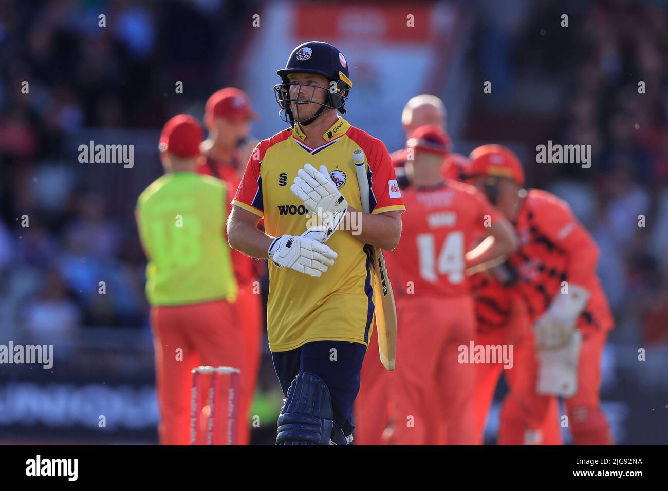 Manchester, Regno Unito. 08th luglio 2022. Tom Westley di Essex Eagles torna al padiglione dopo essere stato inciampato da Phil Salt di Lanashire Lightning Credit: News Images LTD/Alamy Live News Foto Stock