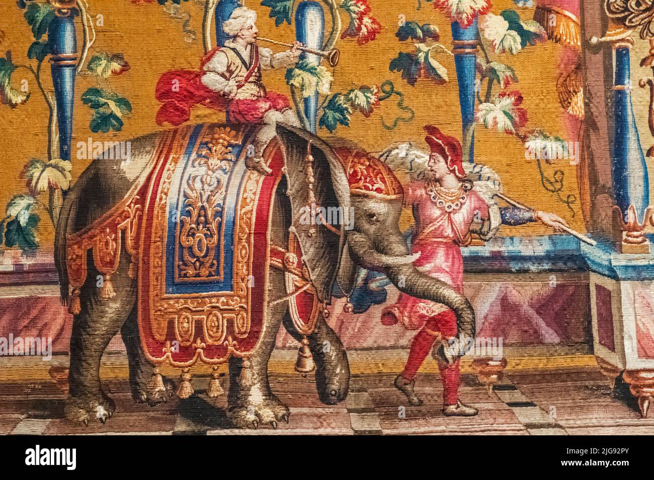 Inghilterra, Londra, Knightsbridge, Victoria and Albert Museum, arazzo francese raffigurante un elefante marciante con costume colorato datato 1720 Foto Stock