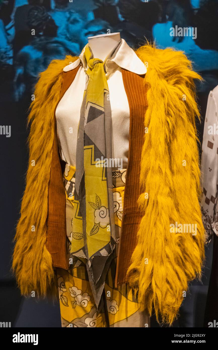 Inghilterra, Londra, Southwark, Bermondsey, il Museo della Moda e del tessuto, mostra della giacca da swing in pelliccia sintetica femminile degli anni '60-'70 Foto Stock