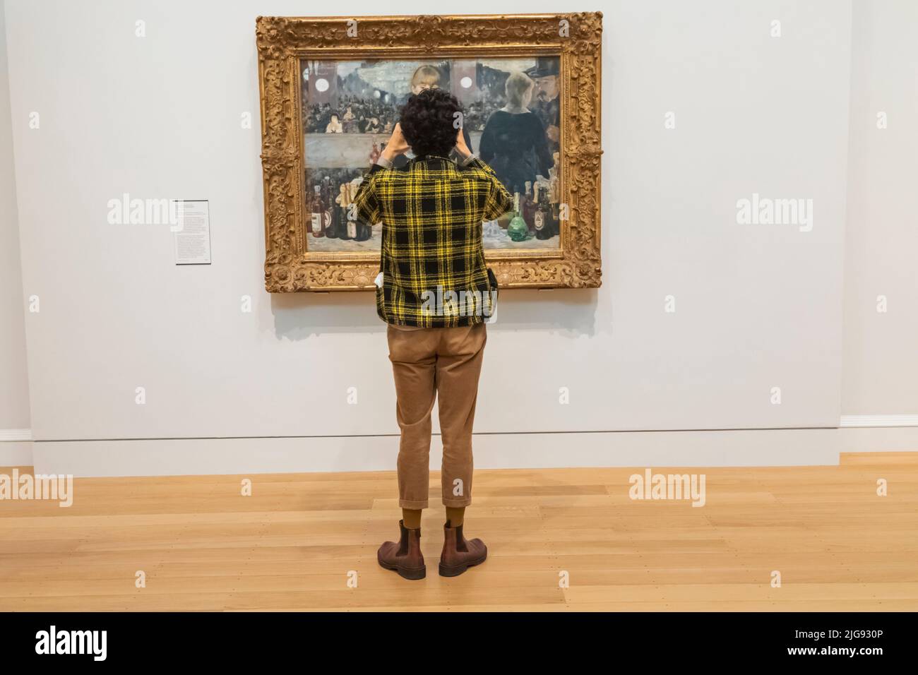 Inghilterra, Londra, Somerset House, la Courtauld Gallery, visitatore che prende foto di Manet Painting intitolato a Bar at the Folies-Bergere Foto Stock