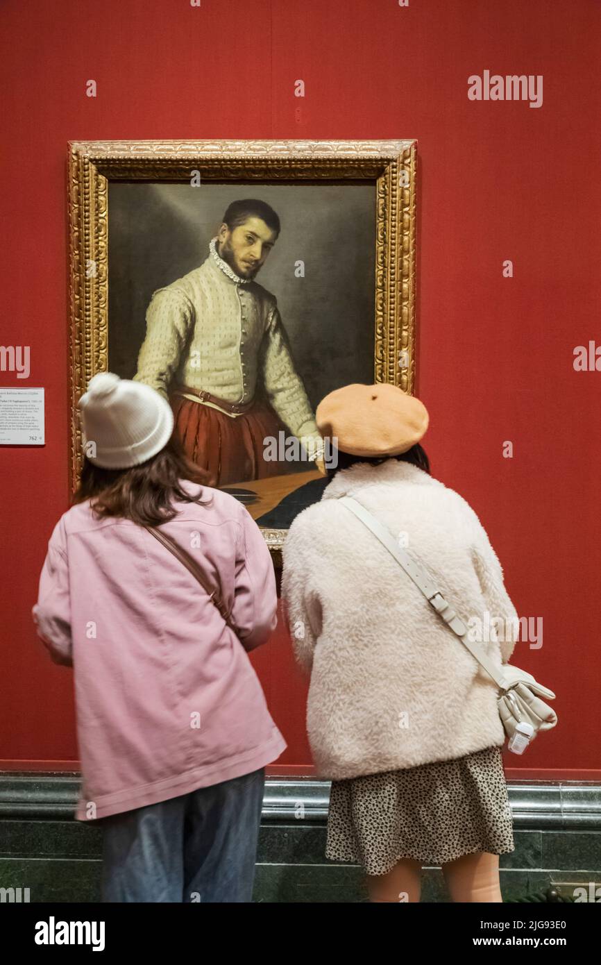 Inghilterra, Londra, la National Gallery, due turisti femminili che guardano Artwork Foto Stock