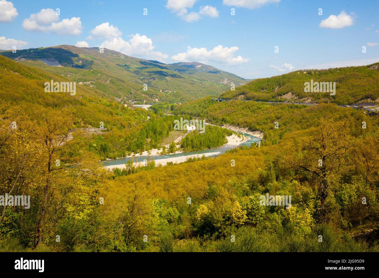Paesaggio nella Toscana settentrionale sulla e 31 con il Fiume Taro nel fondovalle Foto Stock