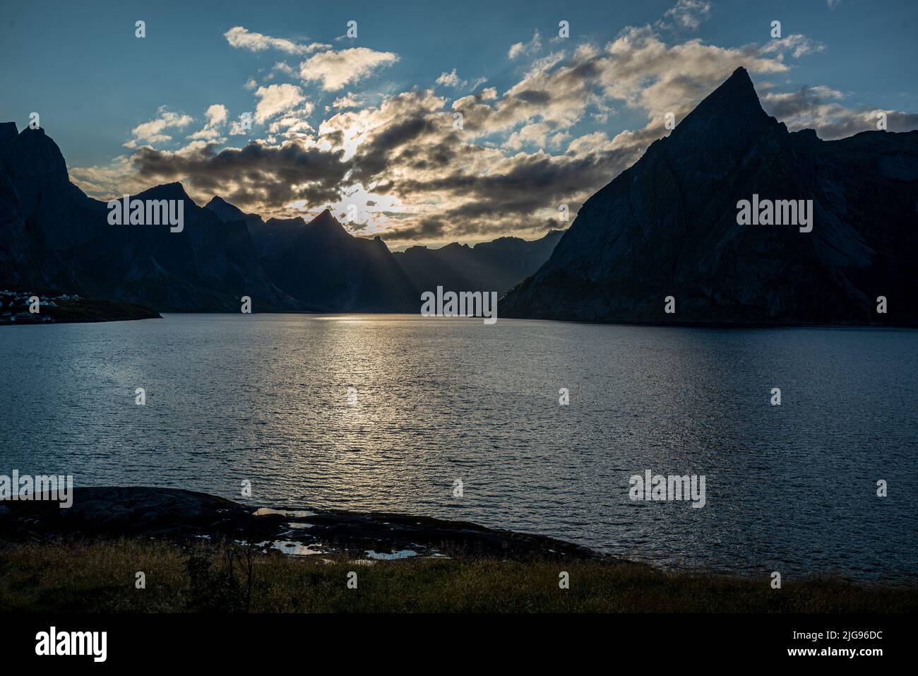 Tramonto sulle montagne che circondano il villaggio di Hamnoy, Isole Lofoten, Norvegia Foto Stock