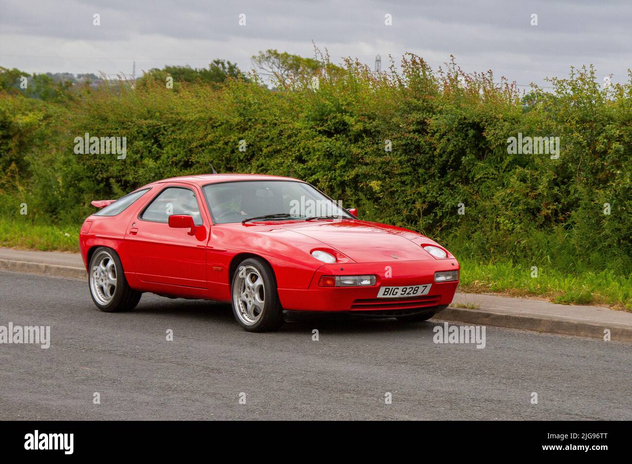 1989, 80s, ottanta rosso Porsche 928 di lusso Grand Tourer Series Auto; in rotta per Hoghton Tower per la Supercar Summer Showtime auto incontro che è organizzato da Great British Motor Show a Preston, Regno Unito Foto Stock